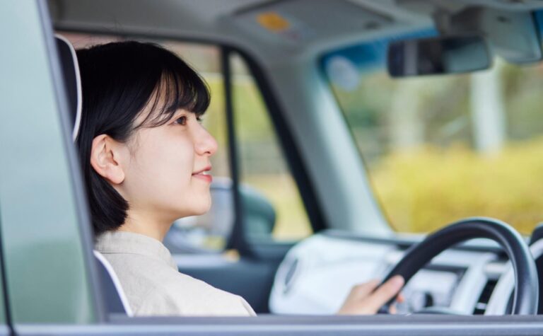 福岡市中央区でカーライフを始める方へ、転居時の月極駐車場契約と車所有のポイントを解説